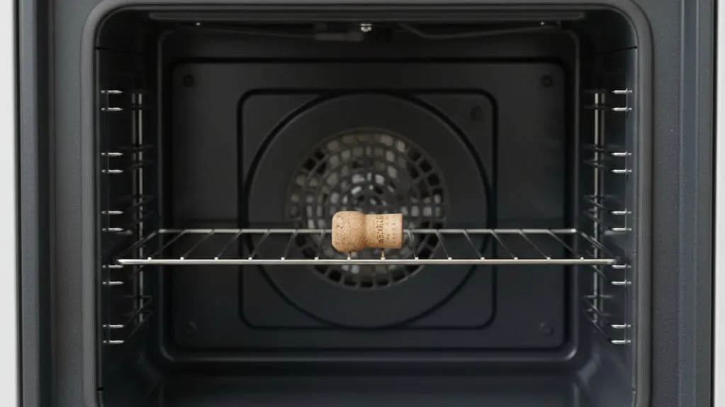 Putting a cork in a switched-off oven: what it's for and why people recommend it